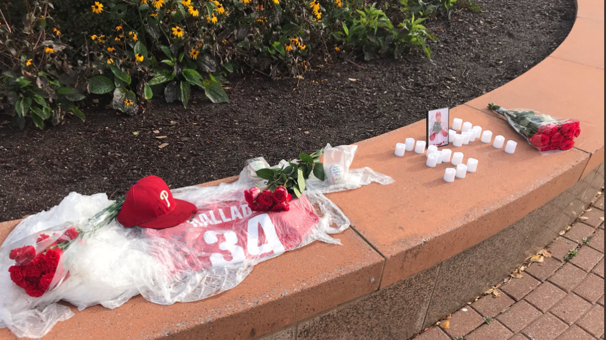 Un grupo de fanáticos en Filadelfia ha improvisado un pequeño memorial a Roy Halladay muy cerca de la puerta de tercera base del Citizens Bank Park. 