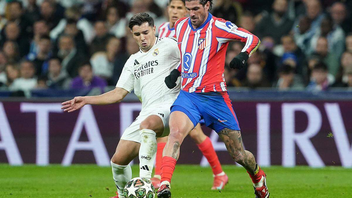 Brahim Díaz (izq.) del Real Madrid CF y Rodrigo de Paul del Atlético de Madrid durante el partido de ida de los octavos de final de la Champions League 2024/2025. 4 de marzo de 2025.