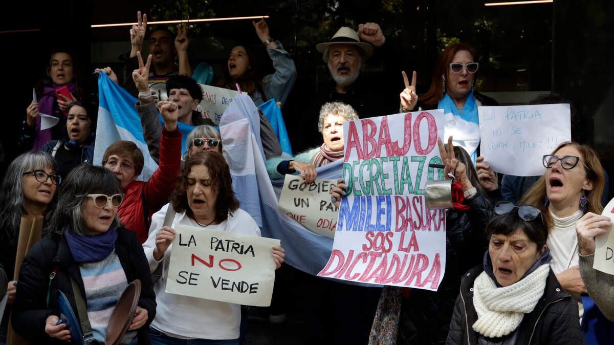 Decenas de argentinos protestan contra las medidas económicas del presidente Javier Milei, frente al Consulado de Argentina en Ciudad de México, el 22 de diciembre de 2023.