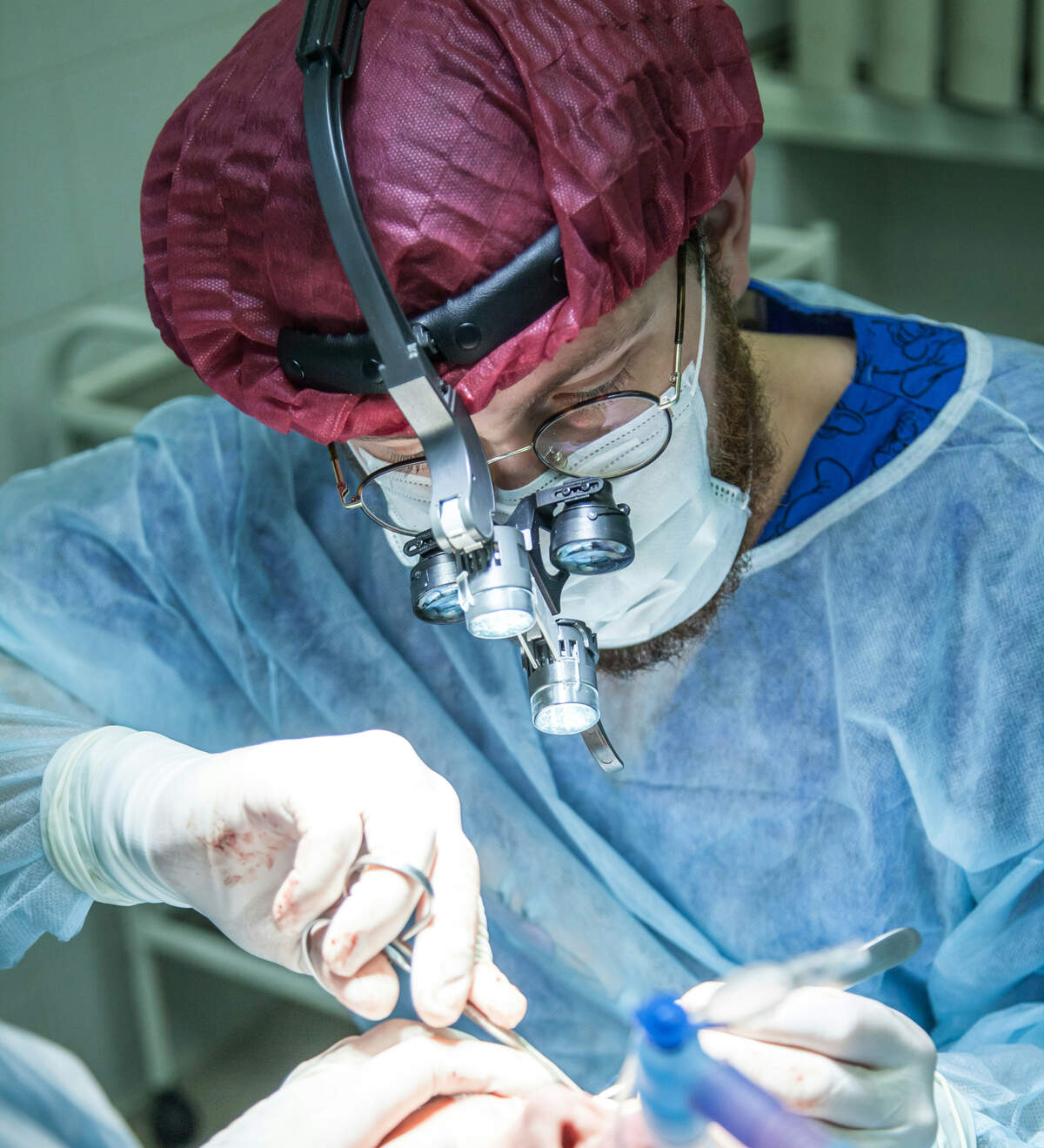 El momento de la intervención quirúrgica es la hora de los valientes, para el cirujano y para el paciente. 