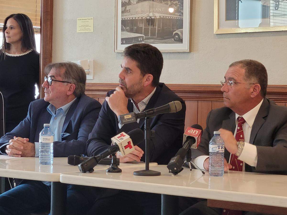 El empresario cubano Mario Fernández (centro) es el coordinador principal de la ACPBP, que es asesorada legalmente por el abogado Santiago Alpízar (izq.) y cuenta, además, con el apoyo del periodista Jorge Morejón.