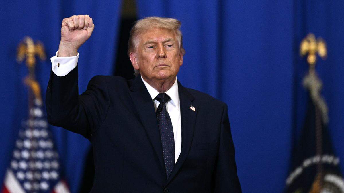El presidente de Estados Unidos, Donald Trump, levanta el puño mientras se retira tras pronunciar un discurso sobre la economía en el Fieldhouse del Rockland Community College en Suffern, Nueva York, el 22 de mayo de 2026.