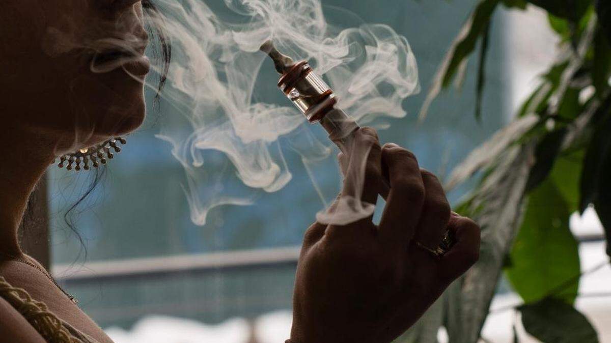 En Estados Unidos, la mayoría de los vapeadores adolescentes comienzan a fumar una hora después de despertarse, según una encuesta de usuarios de cigarrillos electrónicos de 16 a 19 años.