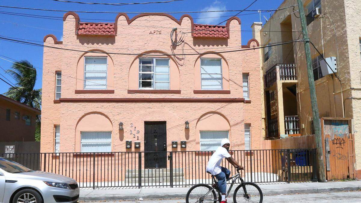Fachada de un edificio en La Pequeñana Habana, un barrio de clase trabajadora que ha visto un notable aumento en los precios de las viviendas.