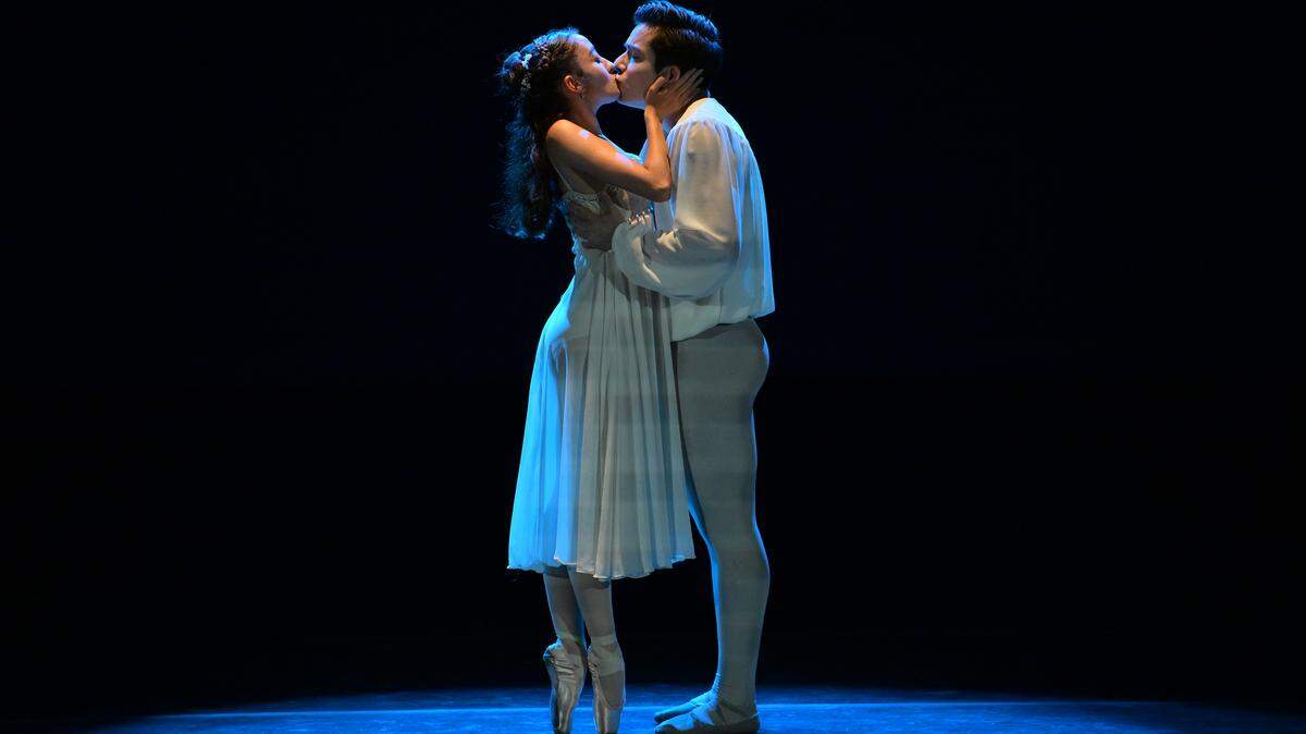 Ana Leticia Ferreira y Axel Jaramillo, del Ballet de Monterrey (México) en “Romeo y Julieta”, con coreografía de Marcelo Gómez.