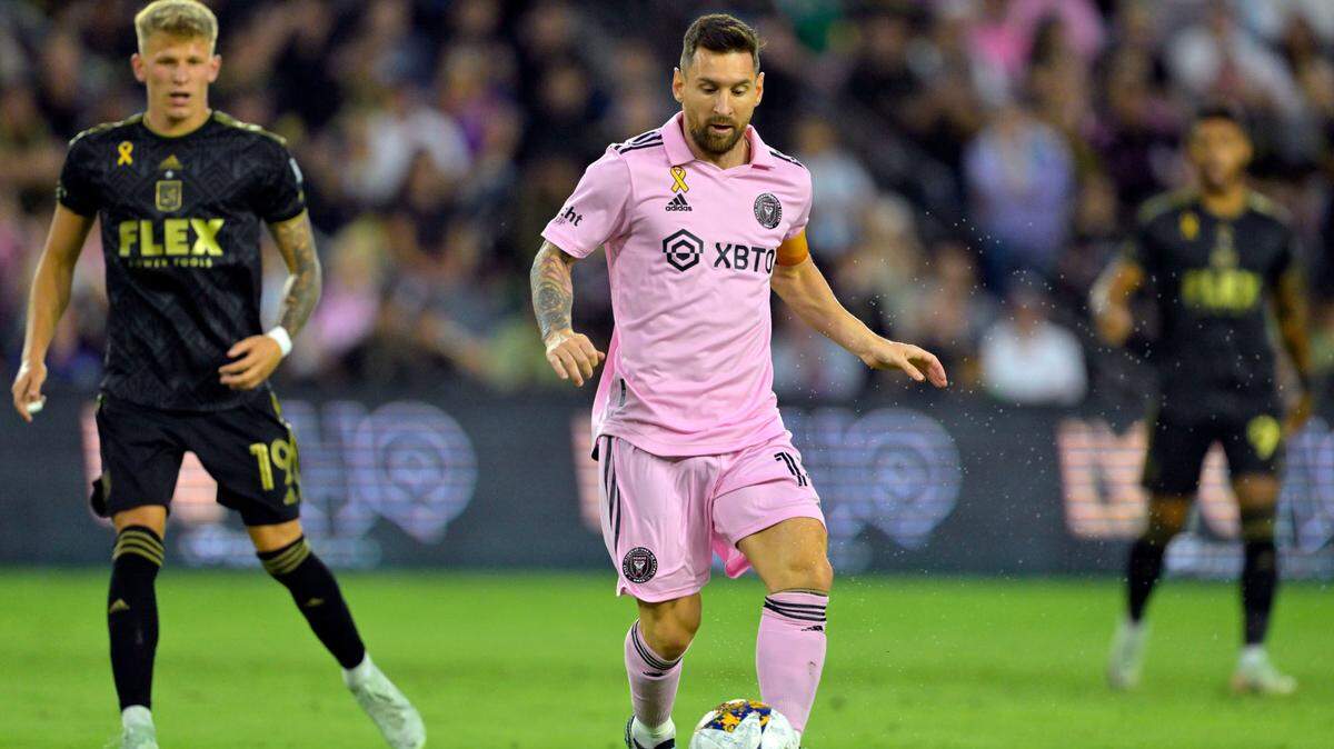 El delantero del Inter Miami Lionel Messi conduce el balón en ante la marca de Mateusz Bogusz, de Los Angeles FC, en el partido de la MLS celebrado el 3 de septiembre de 2023 en Los Angeles.