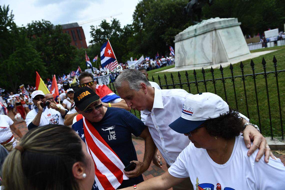 El congresista de Florida Mario Díaz Balart se une a los manifestantes cerca de la Casa Blanca en Washington DC, el 26 de julio de 2021