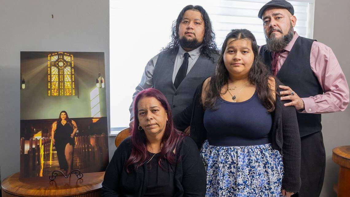 El viernes 20 de junio de 2025, en Homestead, Florida, Kristy García, de 46 años, está sentada junto a su hermano Bruce Figueroa, de 52 años, y sus hijos Jocelyn Valdes, de 17 años, y José Valdes, de 25, mientras se reúnen cerca de un retrato de Evelyn Valdes, de 28 años, hija y hermana, cuya vida fue trágicamente arrebatada en un tiroteo el 14 de junio de 2025, en Wynwood, Florida.