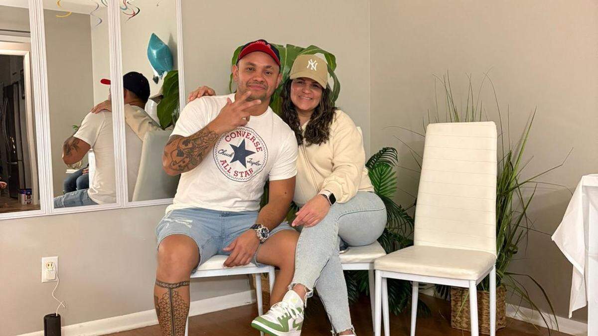 Jeferson Pacheco Cruces con su pareja Karina Pino en su casa en Tulsa, Oklahoma, donde residen desde el año pasado. Pacheco, venezolano beneficiario del TPS, fue detenido durante un control migratorio apenas tres días después de que el juez Edward Chen confirmara las protecciones contra la deportación para los venezolanos.
