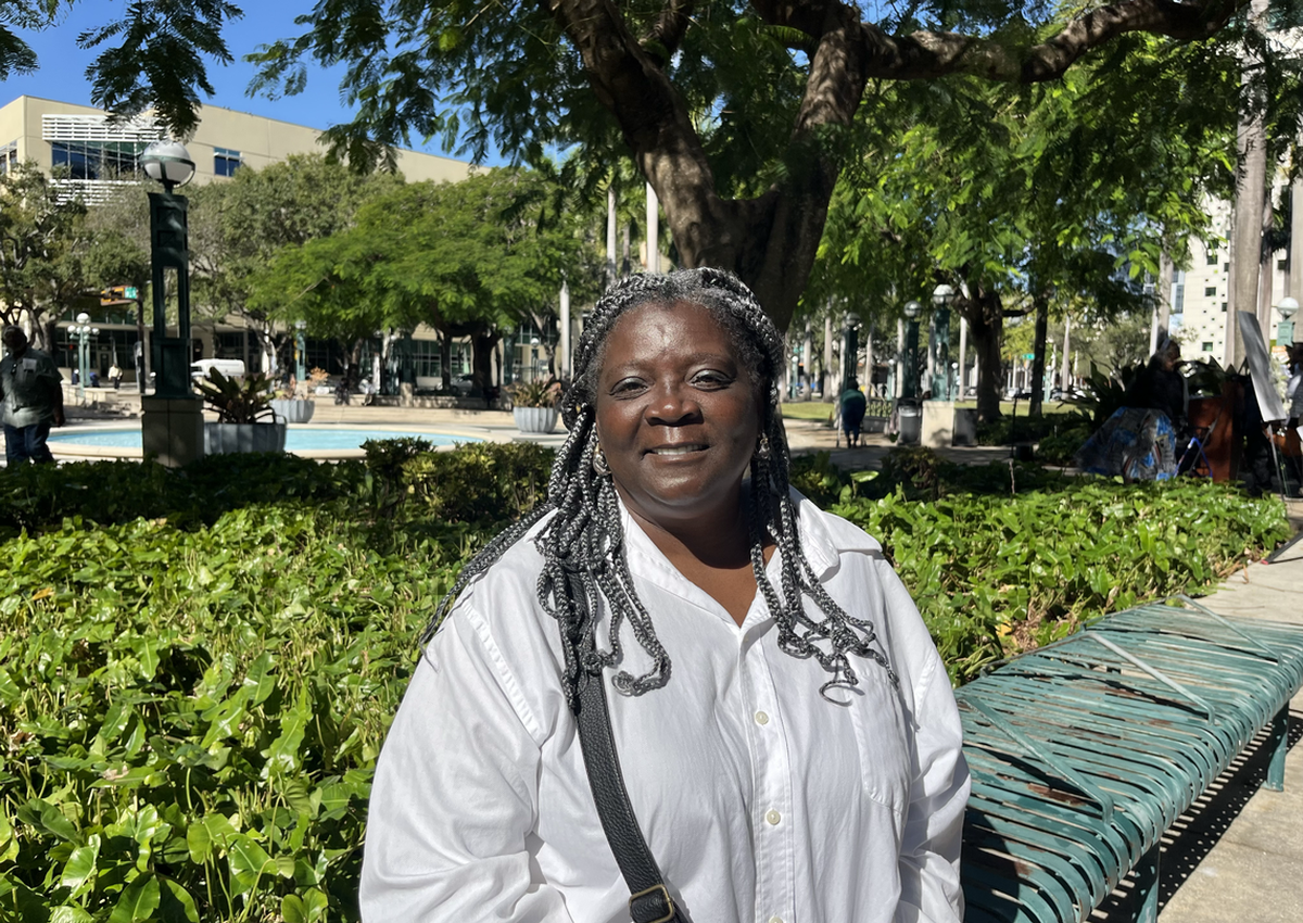 Anita Martin posa frente al Stephen P. Clark Government Center, donde el Homeless Trust, el Homeless/Formerly Homeless Forum y Miami Homes for All organizaron la vigilia del viernes 20 de diciembre de 2024, en Miami.