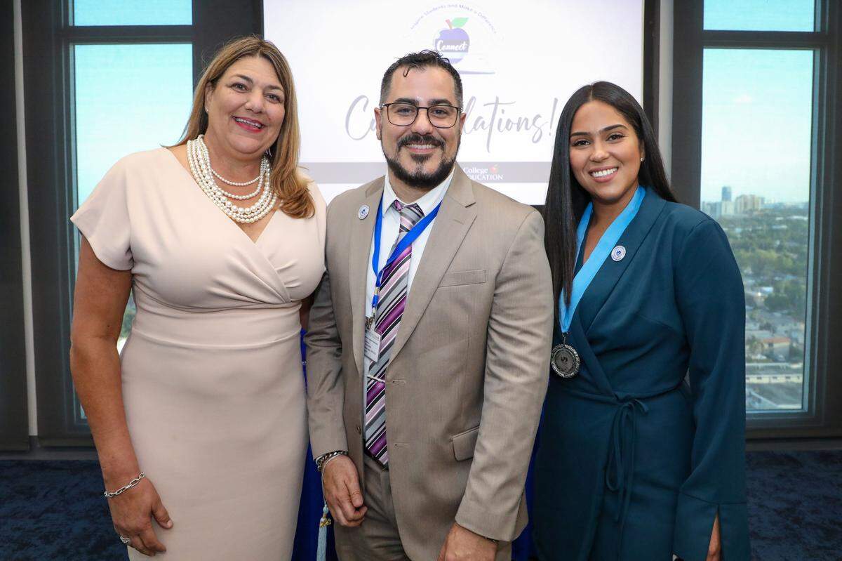 Madeline Pumariega, presidenta del Miami Dade College, con Andre Villarroel de la Concha, graduado del Instituto de Preparación de Educadores (EPI) del Miami Dade College y Mónica Martínez, que obtuvo una licenciatura en educación a niños con necesidades especiales.