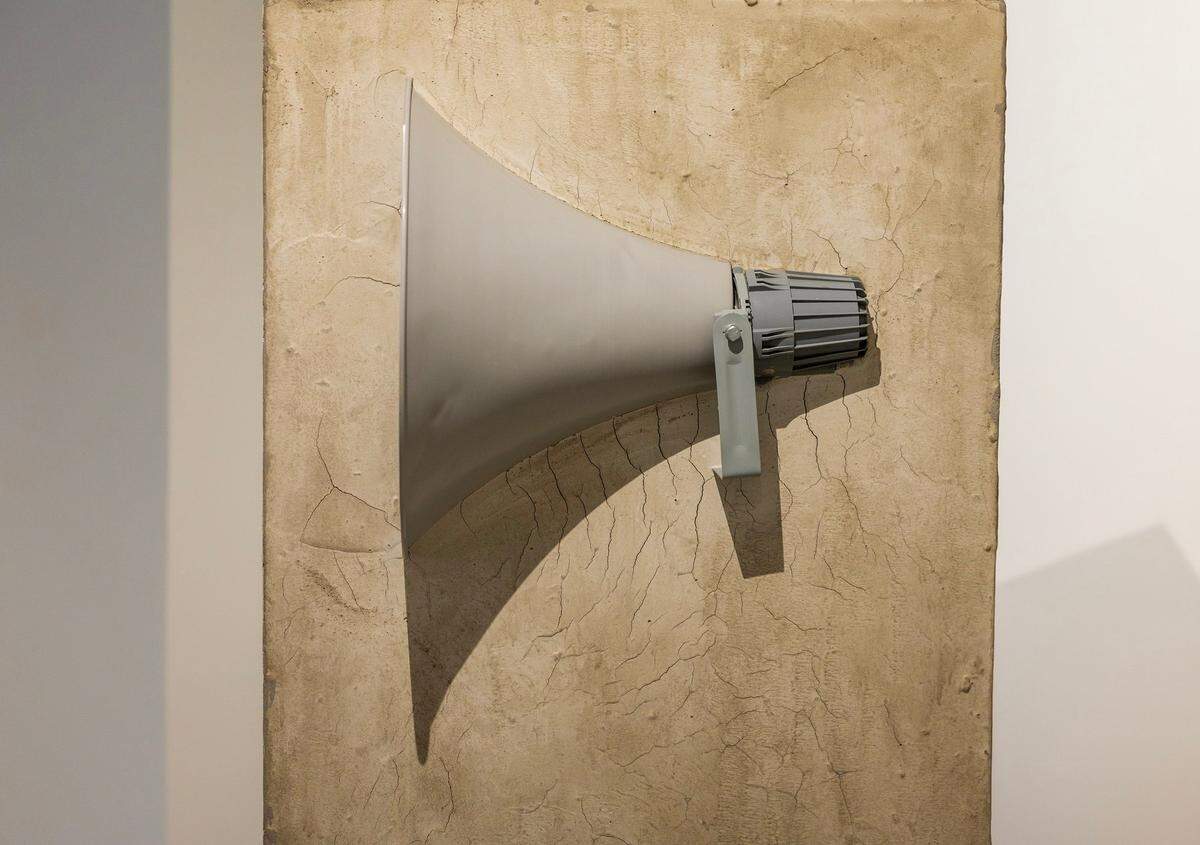 Detalle de la pieza ‘Speaker (nombre)’, 2024, hormigón armado y altavoz, 60 x 30 x 16 pulgadas.