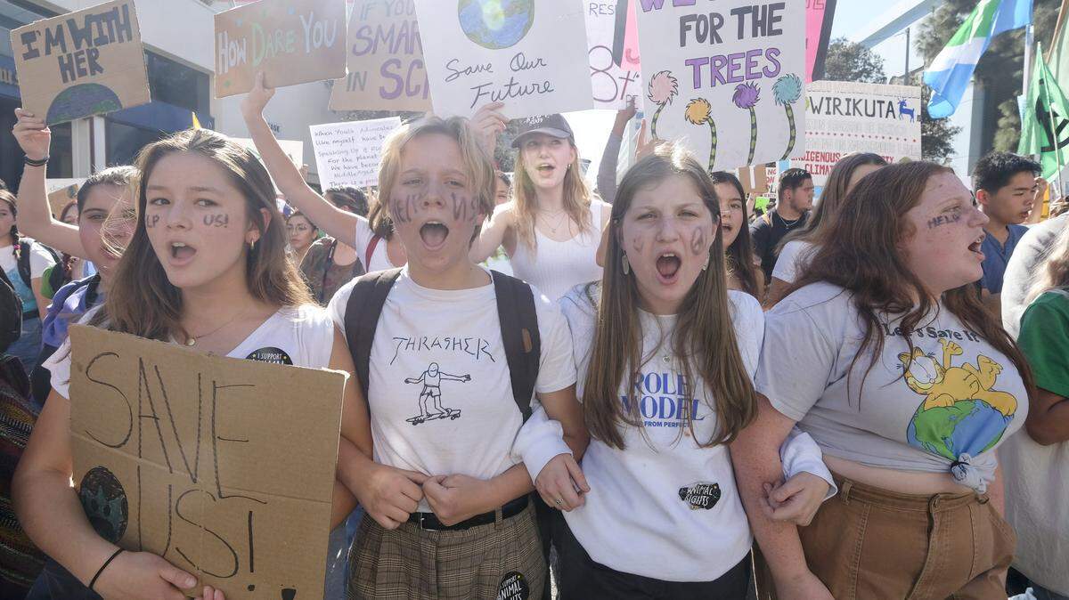 Jóvenes estudiantes participan en una marcha en defensa del medioambiente y a favor de medidas que contrarresten el cambio climático, el viernes 1 de noviembre de 2019 en Los Ángeles.
