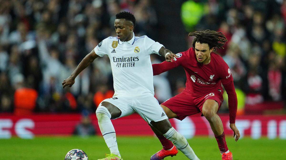 Vinicius Junior (izq.) anotó dos goles en el triunfo del Real Madrid 5-2 ante Liverppol, en el partido de ida de octavos de final de la Liga de Campeones, celebrado el 21 de febrero de 2023 en Anfield, Liverpool.