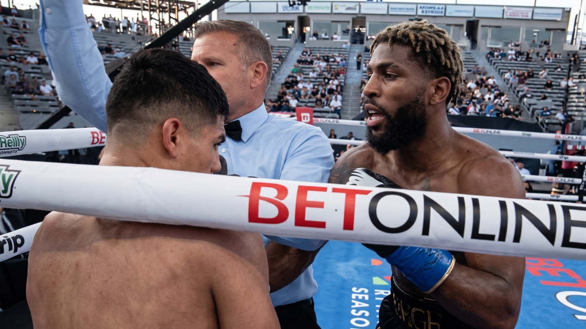 Boxeador cubano arrolla a Abraham Montoya y deja claro que está listo para intentar otro título mundial