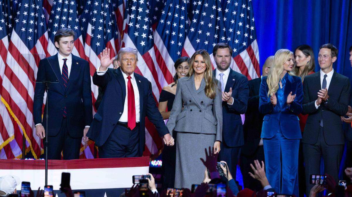 Rodeado de familiares y seguidores, Donald Trump pronuncia su discurso de aceptación en su fiesta de vigilancia de la noche electoral en el Centro de Convenciones del Condado de Palm Beach después de ser elegido el 47.º presidente de los Estados Unidos el 5 de noviembre de 2024.