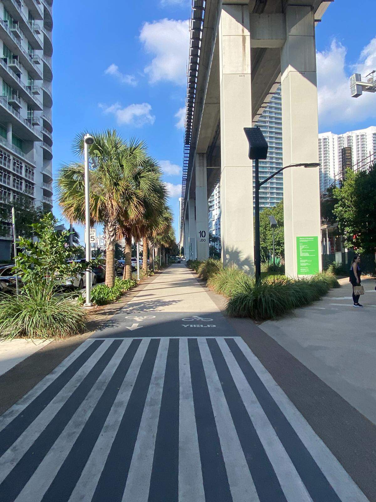 Arte Público del Proyecto “The Underline”, 2025, que discurre por 10 millas bajo las vías del Metro rail de Miami. En su trayectoria, se incluyen pinturas, esculturas, instalaciones e intervenciones en el espacio. 