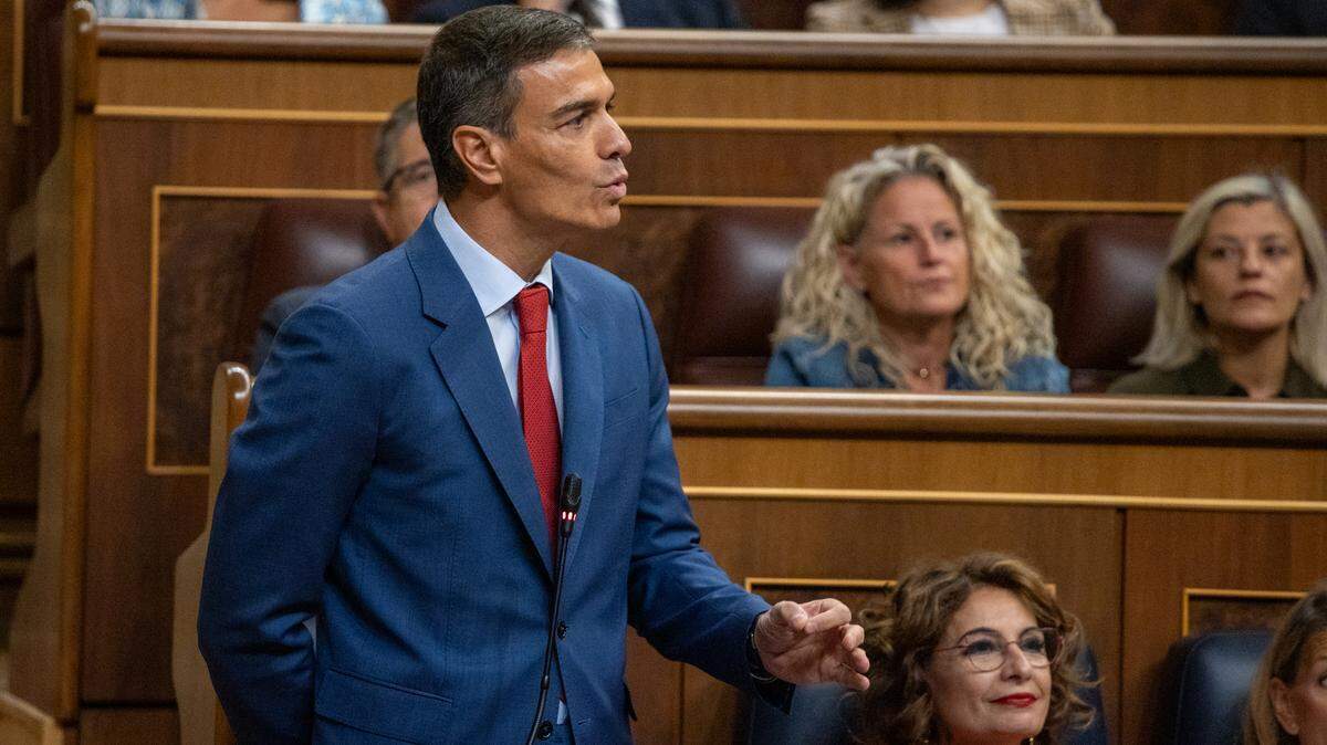 Pedro Sánchez, presidente del gobierno español, asiste a una sesión del Congreso de Diputados para responder preguntas, el miércoles 8 de octubre de 2025, en Madrid.