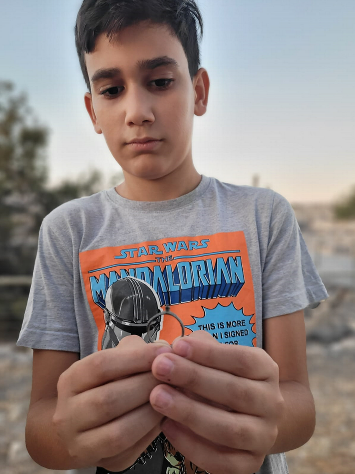 Itamar Grossman con el anillo que encontró.