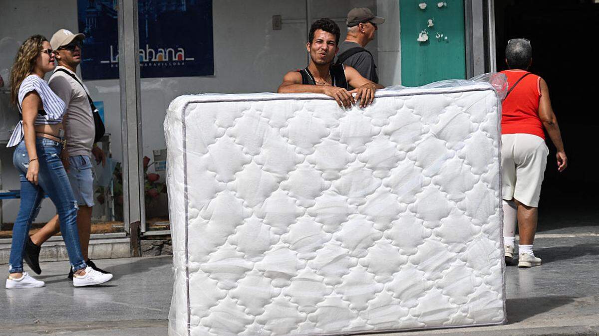 Un hombre vende un colchón en una calle de La Habana, el lunes 16 de marzo de 2026. Cuba sufrió el lunes un nuevo apagón nacional, el sexto en año y medio.