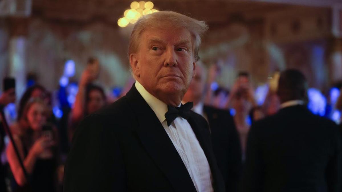 El ex presidente Donald Trump llega para hablar en un evento en Mar-a-Lago, el viernes 18 de noviembre de 2022, en Palm Beach, Florida.  (Foto AP/Rebecca Blackwell)