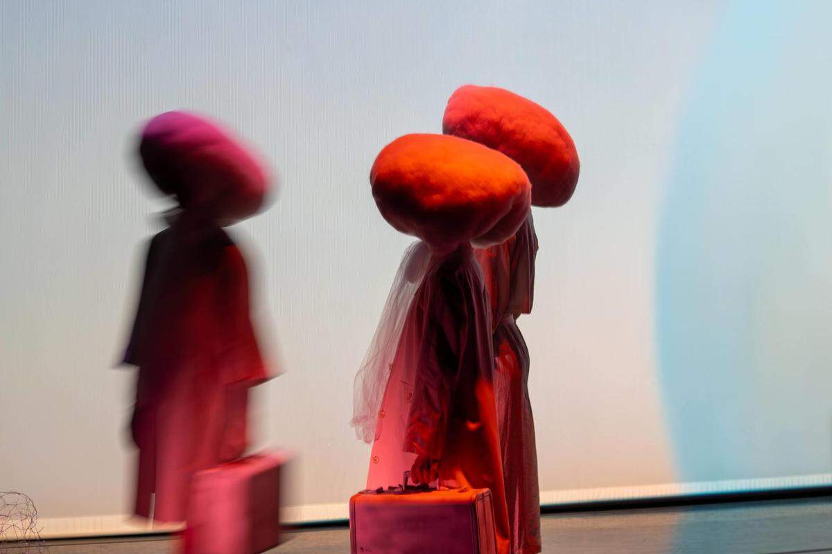 Meredith Barton, Isaiah González y Amy Trieger en “Cloud10” de Brigid Baker.