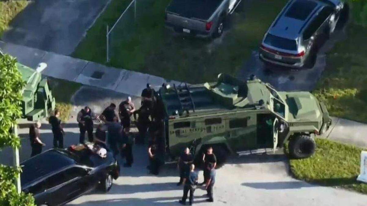 Agentes del Equipo de Respuesta Especial de la policía de Miami-Dade se personaron frente a una casa en Palmetto Estates el martes 2 de diciembre de 2025, donde dispararon y mataron a un hombre mientras cumplían una orden de registro.