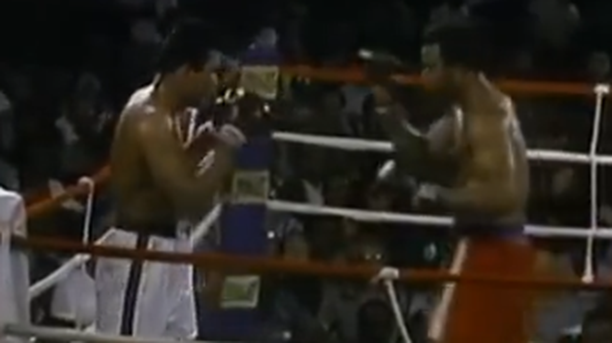 Los estadounidenses Mohamed Alí (izq.) y George Foreman libraron una batalla en el ring que paralizó el mundo el 30 de octubre de 1974 en Kinshasa, capital del entonces Zaire, país que en 1997 pasó a llamarse República Democrática del Congo.