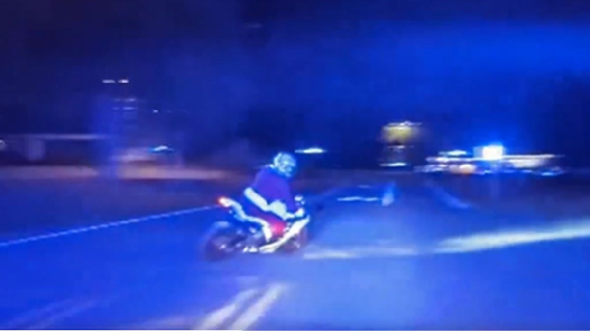 Un motociclista vestido como Santa Claus entraba y salía del tráfico a alta velocidad cuando un patrullero empezó a perseguirlo. El agente lo cronometró conduciendo a 120 millas por hora (mph).