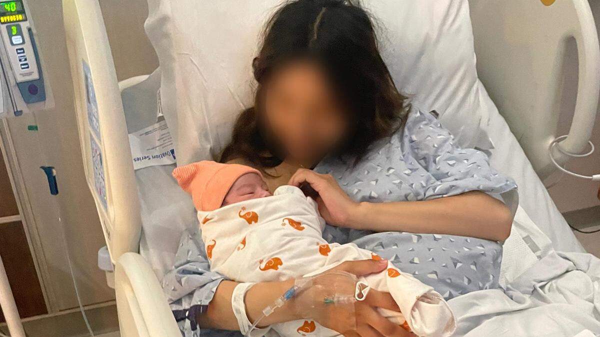 Fotografía cedida por Carrillo Law Firm el jueves 19 de junio de 2025, donde aparece Cary López Alvarado, una latina ciudadana estadounidense de 23 años que fue detenida, junto a su hija recién nacida en una cama de hospital en Los Ángeles.