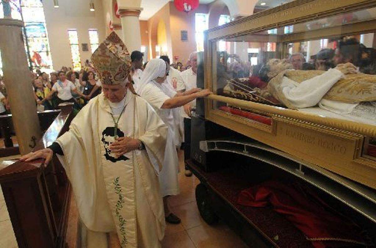 Monseñor Agustin Roman pasa junto a las reliquias de San Juan Bosco durante la misa en la iglesia del mismo nombre, en Miami.