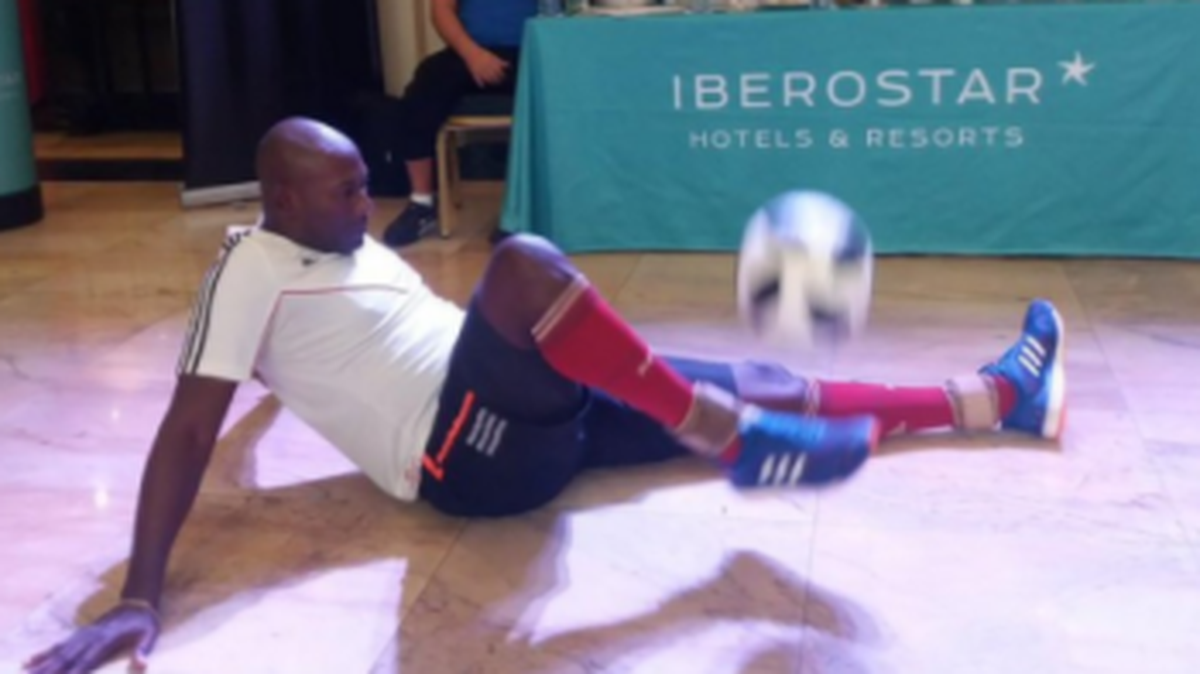El cubano Erick Hernández impuso otro récord mundial de dominio del balón en La Habana al mantener la pelota en movimiento solo con los pies y sin tocar el suelo durante tres horas, dos minutos y tres segundos.