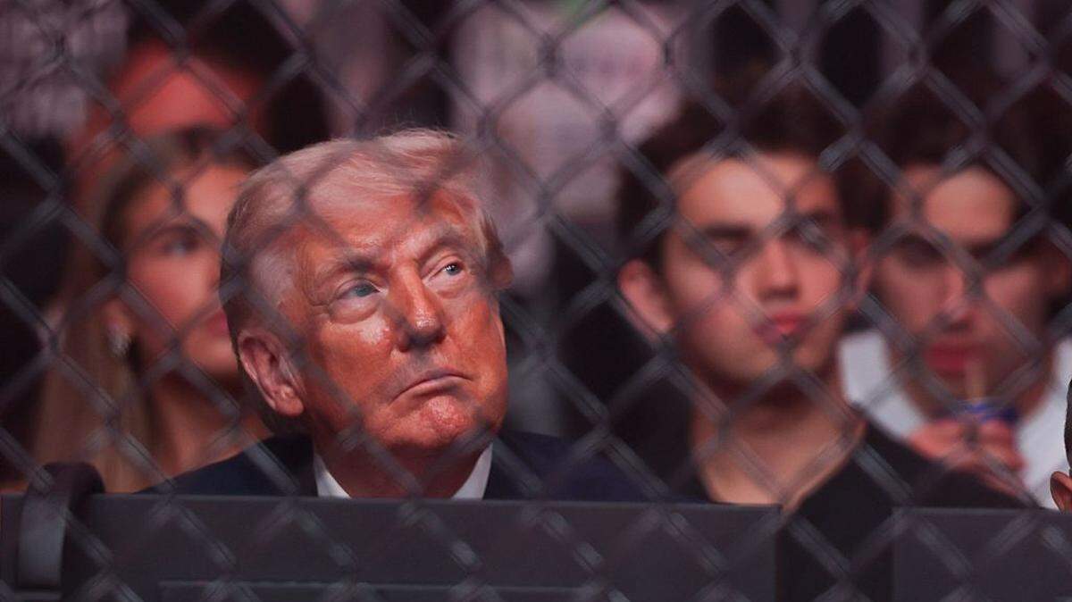 El presidente de Estados Unidos, Donald Trump, asiste al UFC 327 en el Kaseya Center, el sábado 11 de abril de 2026 en Miami, Florida.