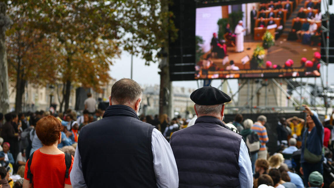 León al frente del mayor acto celebrado en Francia, mientras las multitudes esperan un mensaje de paz