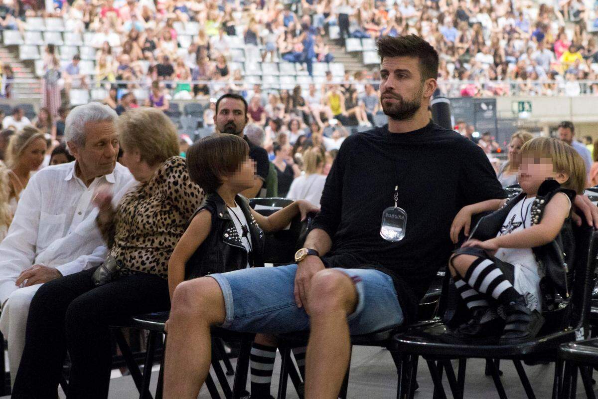 GRAF5171. BARCELONA, 06/07/2018.- El jugador del FC Barcelona Gerard Piqué (2-d) asiste con su familia al concierto de Shakira, celebrado esta noche en el Palau Sant Jordi de Barcelona. EFE/Quique García