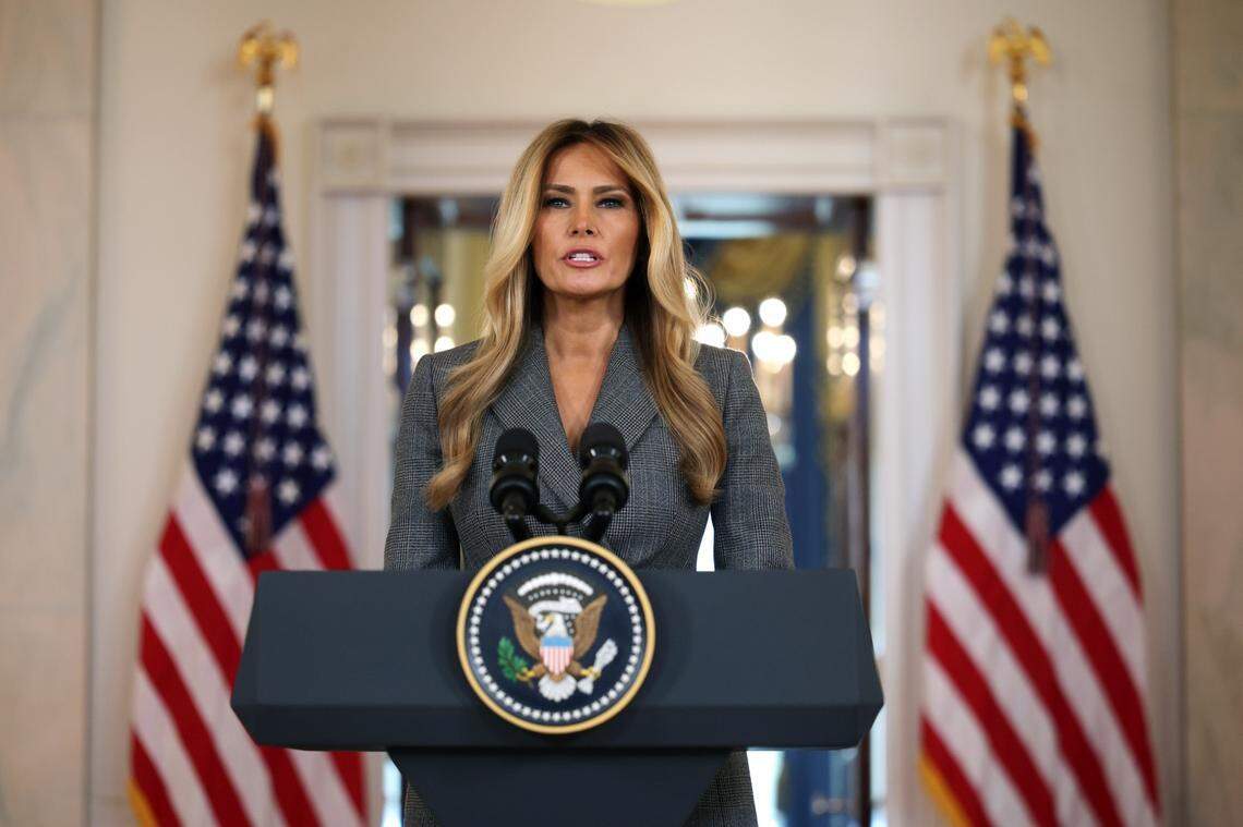 La primera dama de EEUU, Melania Trump, emite un comunicado negando cualquier vínculo con Jeffrey Epstein en el Gran Vestíbulo de la Casa Blanca, el 9 de abril de 2026, en Washington.