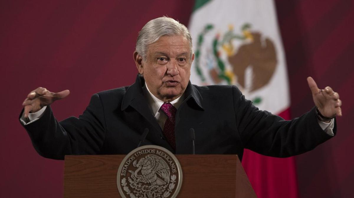El presidente mexicano, Andrés Manuel López Obrador, da su conferencia de prensa matutina diaria en el palacio presidencial, Palacio Nacional, en la Ciudad de México, el viernes 18 de diciembre de 2020.