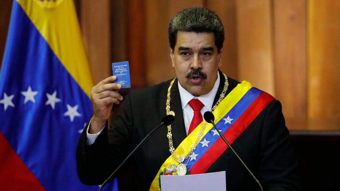 El Presidente de Venezuela, Nicolas Maduro, sostiene una pequeña copia de la Constitución mientras habla durante su juramento en la Corte Suprema de justicia en Caracas, Venezuela, el jueves.