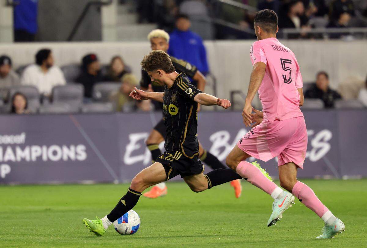 El delantero de Los Angeles FC Nathan Ordaz anotó el gol del triunfo de su equipo 1-0 ante el Inter Miami, en el partido de ida de los cuartos de final de la Liga de Campeones de la Concacaf, celebrado el 2 de abril de 2025 en Los Angeles.