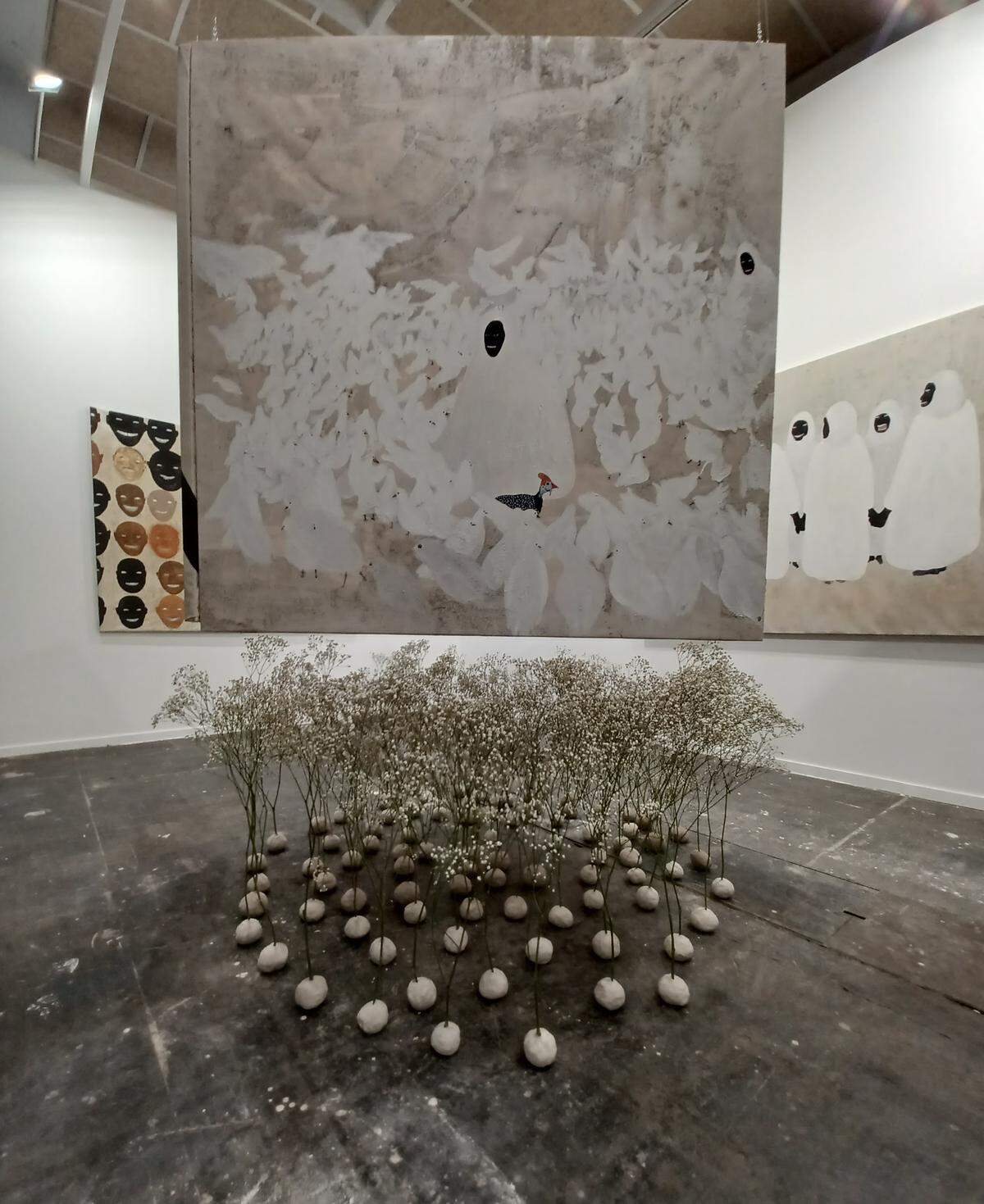 Kelton Campos Fausto (São Paulo, 1996). Su obra multidisciplinaria, utiliza pintura, video, cerámica y performance, y “se nutre de una reflexión profunda sobre la relación entre lo material y lo espiritual, explorando espacios imaginados de la diáspora brasileña y propuestas sensoriales que desorienten a la razón”.
