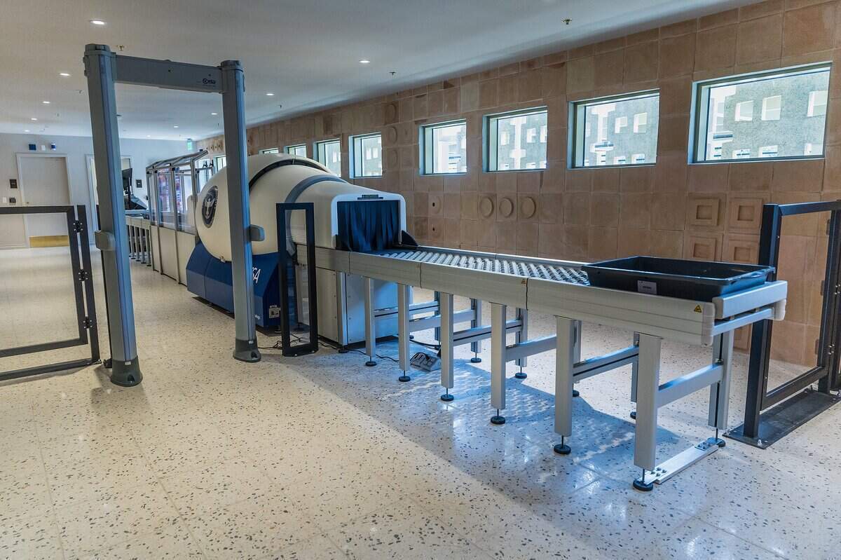 Vista de la TSA en PS MIA, una terminal privada de lujo en el Aeropuerto Internacional de Miami que permite a los pasajeros de vuelos comerciales evitar las multitudes de la terminal principal del aeropuerto. Ubicada en la histórica antigua sede de Pan American Airways (4900 NW 36th St), ofrece controles privados de la TSA, trámites de Aduanas, comidas preparadas por chefs, servicios de spa y traslados a la pista en un BMW, el viernes 12 de junio de 2026.