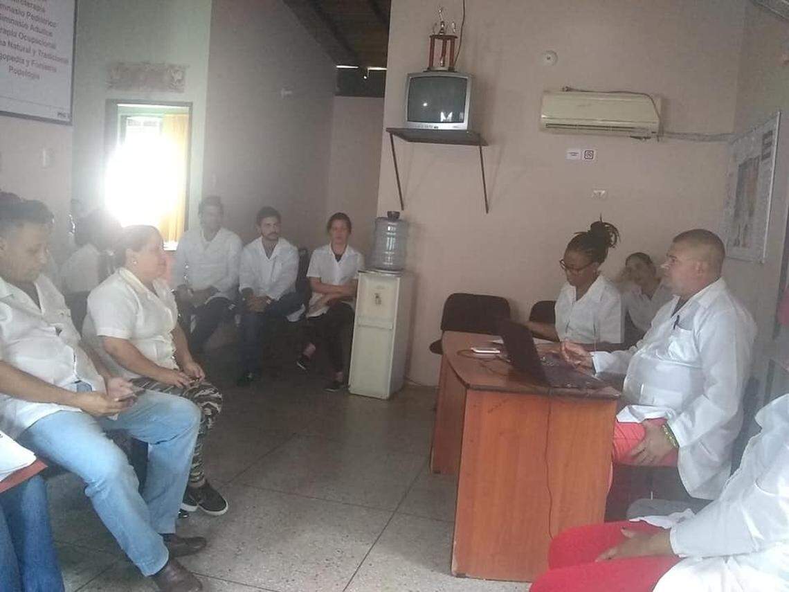Médicos cubanos reunidos este viernes para un curso de “reflexión y debate” en Barinas, Venezuela.