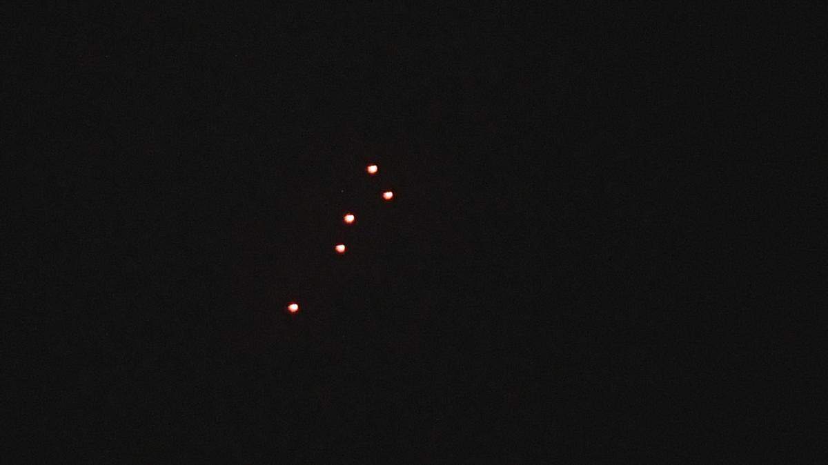 Vista de misiles israelíes en el cielo de Teheran, Irán, el sábado 14 de junio de 2025.