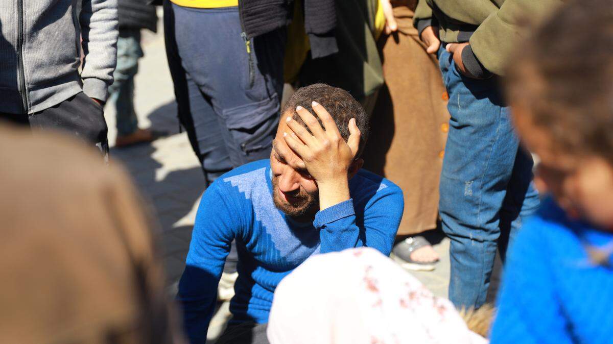 Foto de archivo del 29 de febrero de 2024 que muestra a un hombre llorando en el hospital Shifa, en Ciudad de Gaza.