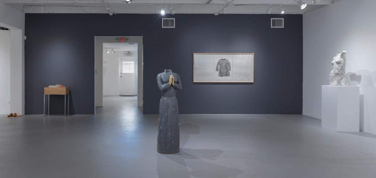 ‘Untitled’, 2006, de José Eduardo Benito. Plomo sobre madera, 56.75 x 17.5 x 15.5 pulgadas.