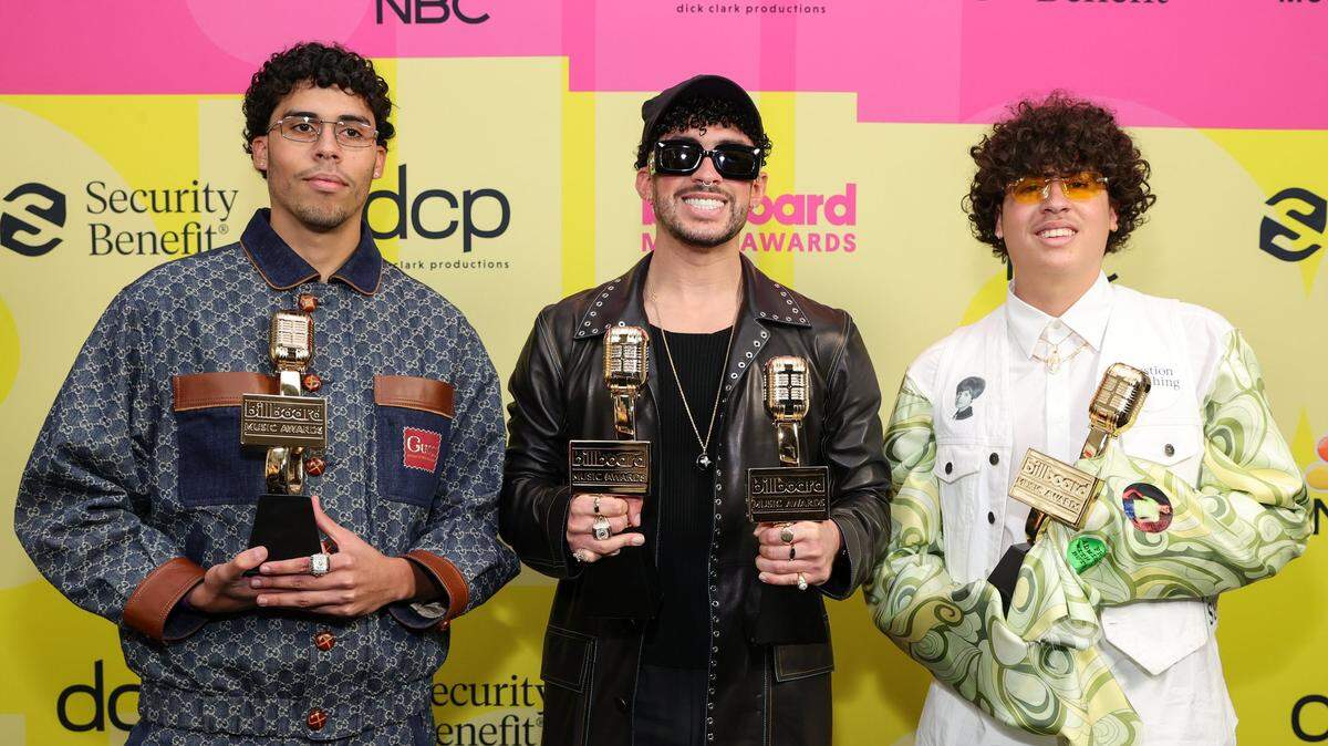 Bysael Martínez Ocasio, Bad Bunny y Bernie Martínez Ocasio (de izq. a der.) posan en los Premios Billboard de la Música 2021, que se celebraron el 23 de mayo en el Teatro Microsoft de Los Angeles, California.