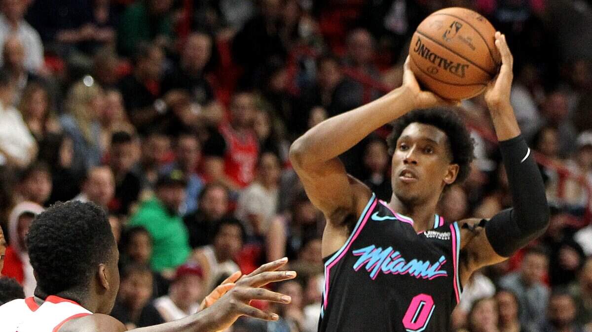 El jugador del Heat Josh Richardson tira al aro ante la marca de Clint Capela, de los Rockets, en el partido celebrado el 20 de diciembre de 2018 en Miami.