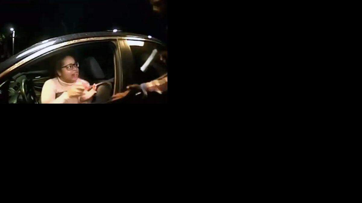 La víctima de 23 años había detenido en su automóvil en el cajero automático cuando el hombre se le acercó a pie y le exigió que le diera $300 mientras la apuntaba con un arma de fuego.