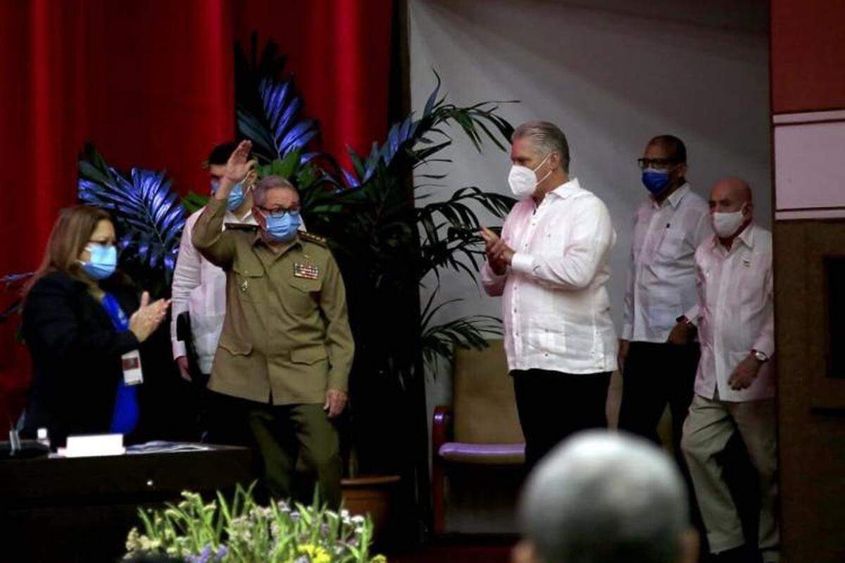 Raúl Castro llega al Palacio de las Convenciones donde se realiza el VIII Congreso del Partido Comunista.