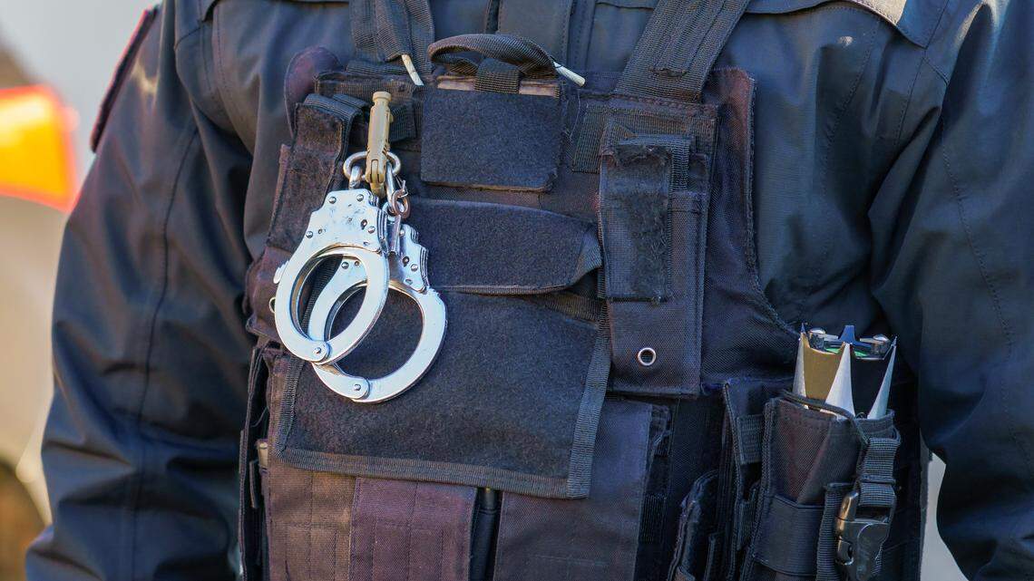 Agentes de la Policía de Inmigración (ICE) llevaron a cabo el domingo 26 de enero de 2025 la primera redada contra inmigrantes en Puerto Rico, siguiendo la orden del presidente Trump.